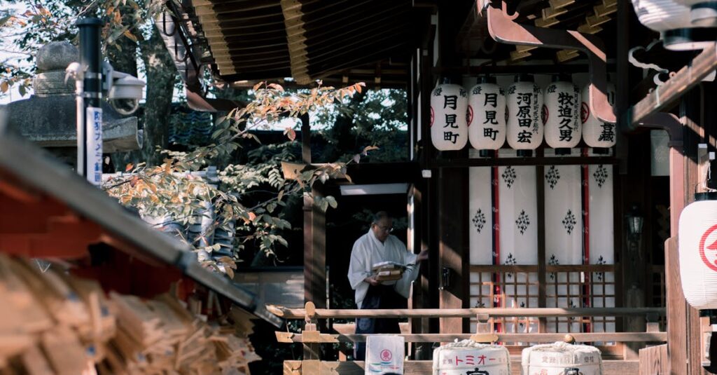 七五三で家族が神社に参拝し、初穂料を納めている温かいシーンのイメージ