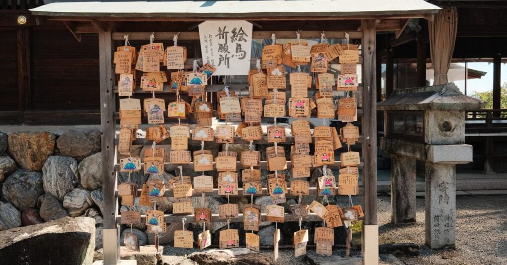 七五三当日の神社受付と初穂料の渡し方を説明するシーンのイラスト