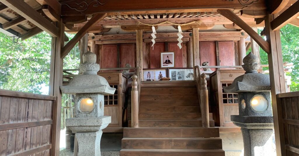 七五三で家族が神社に参拝し、初穂料を納めている温かいシーンのイメージ