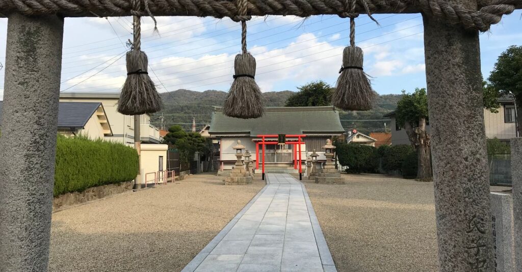 七五三で家族が神社に参拝し、初穂料を納めている温かいシーンのイメージ