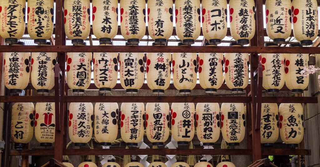 七五三で家族が神社に参拝し、初穂料を納めている温かいシーンのイメージ