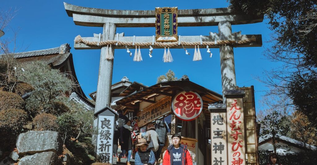 七五三で家族が神社に参拝し、初穂料を納めている温かいシーンのイメージ